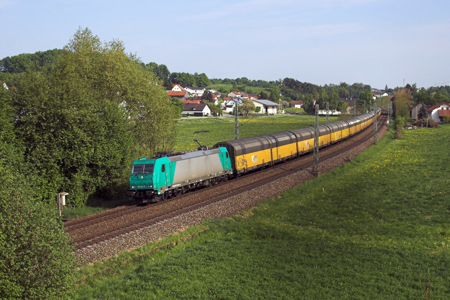 185 614 am 02.05.2011 mit Autowagen im Anhang bei der Fahrt Richtung Regensburg. Der Zug hat gerade Ergoldsbach passiert und erreicht gleich Neufahrn (Niederbayern).