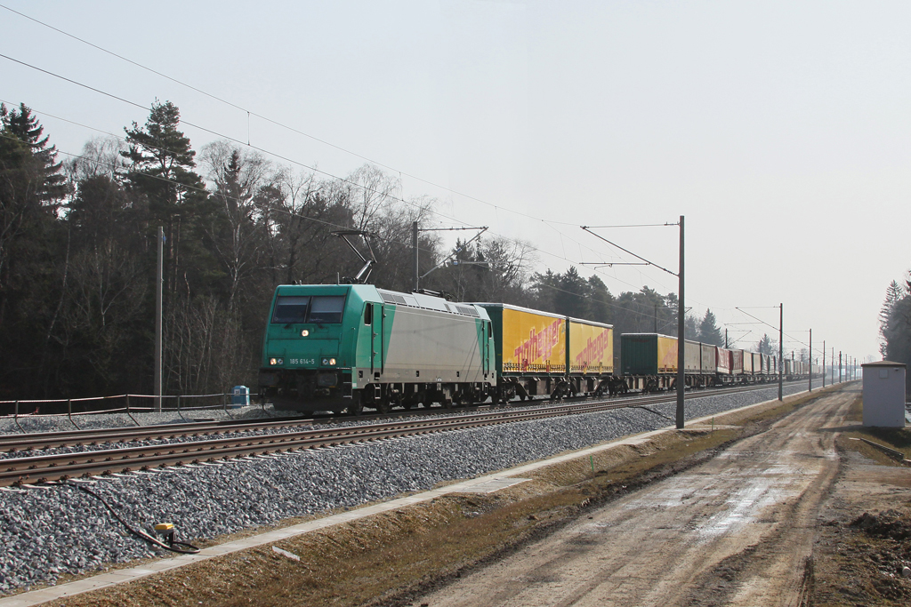 185 614 mit einem KLV Zug am 09.03.2011 bei H�rbach.
