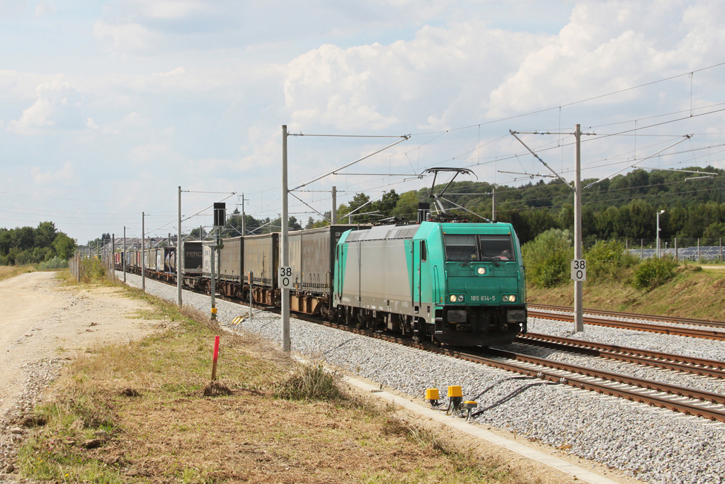 185 614 mit einem KLV Zug am 26.07.2011 bei Hrbach.