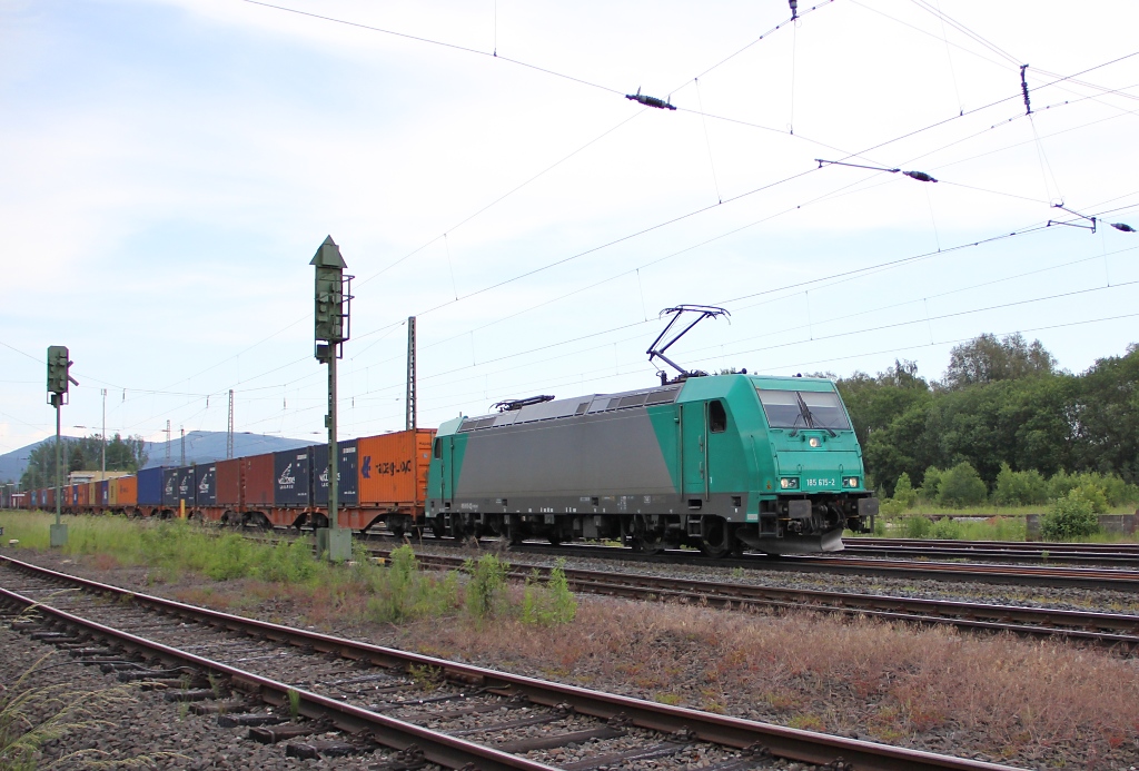 185 615-2 mit Containerzug in Fahrtrichtung Sden. Aufgenommen am 05.06.2011 in Eschwege West.