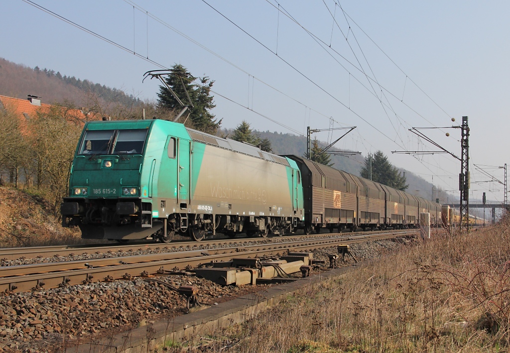 185 615-2 mit geschlossenen ARS-Autotransportwagen in Fahrtrichtung Sden. Aufgenommen bei Mecklar am 24.03.2012.