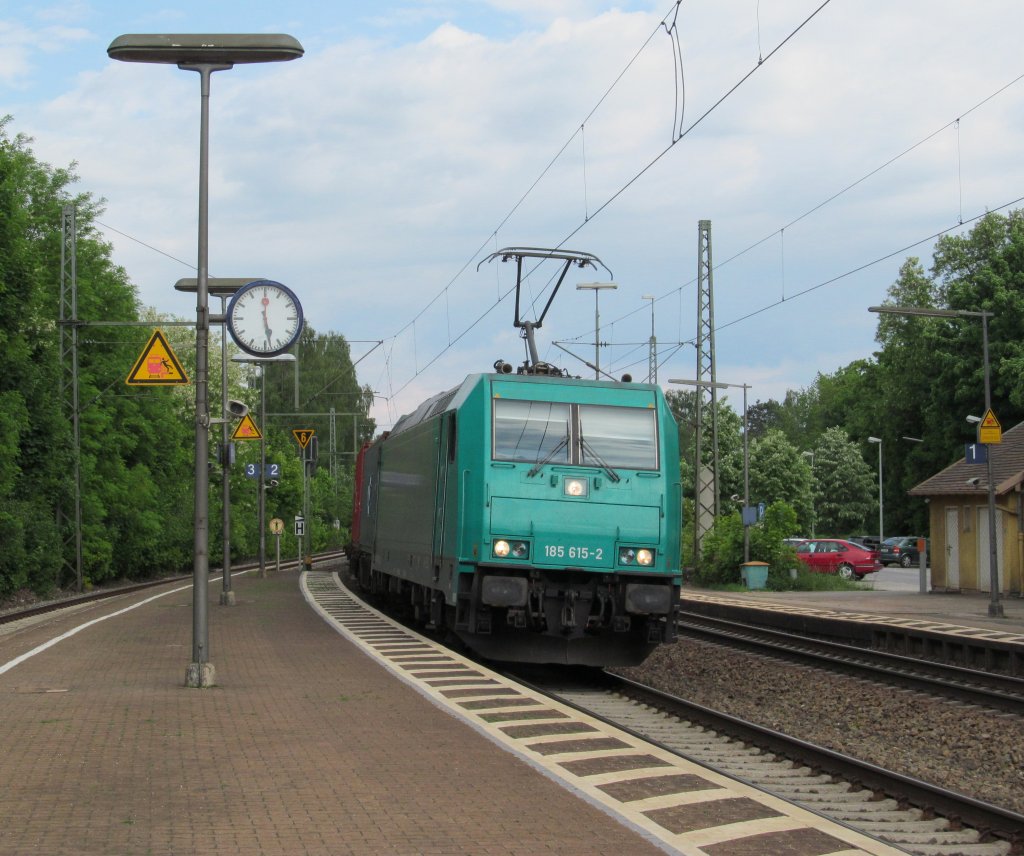 185 615-2 zieht am 28. Mai 2012 einen Containerzug durch Beratzhausen in Richtung Nrnberg.