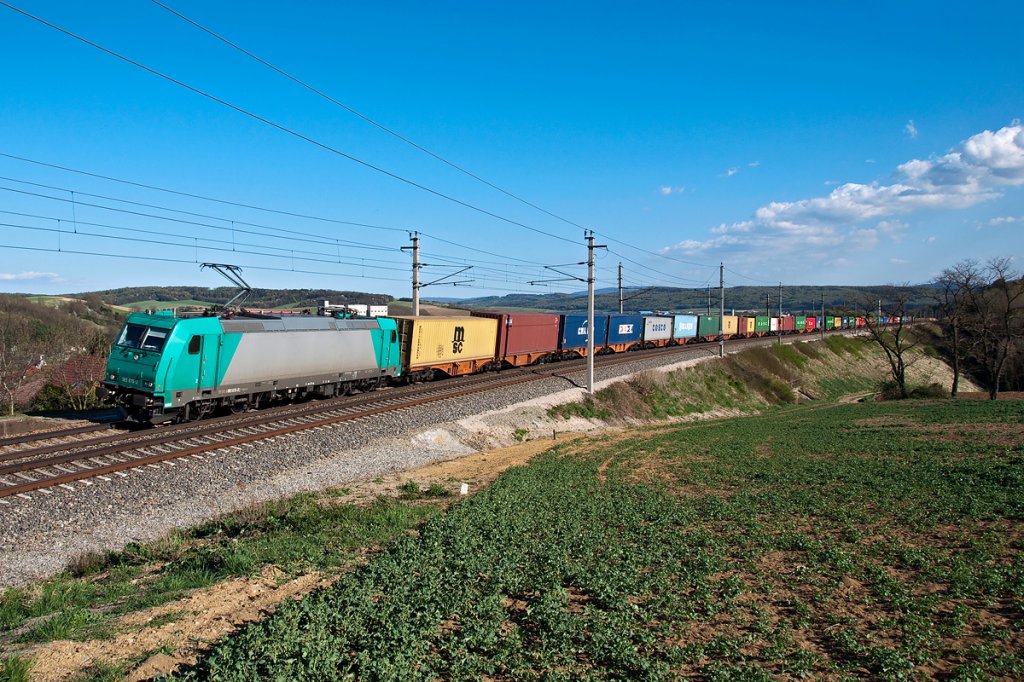 185 615 mit TEC43942 um 16:55 in Schildberg Richtung Passau. Die Aufnahme entstand am 09.04.2011.
