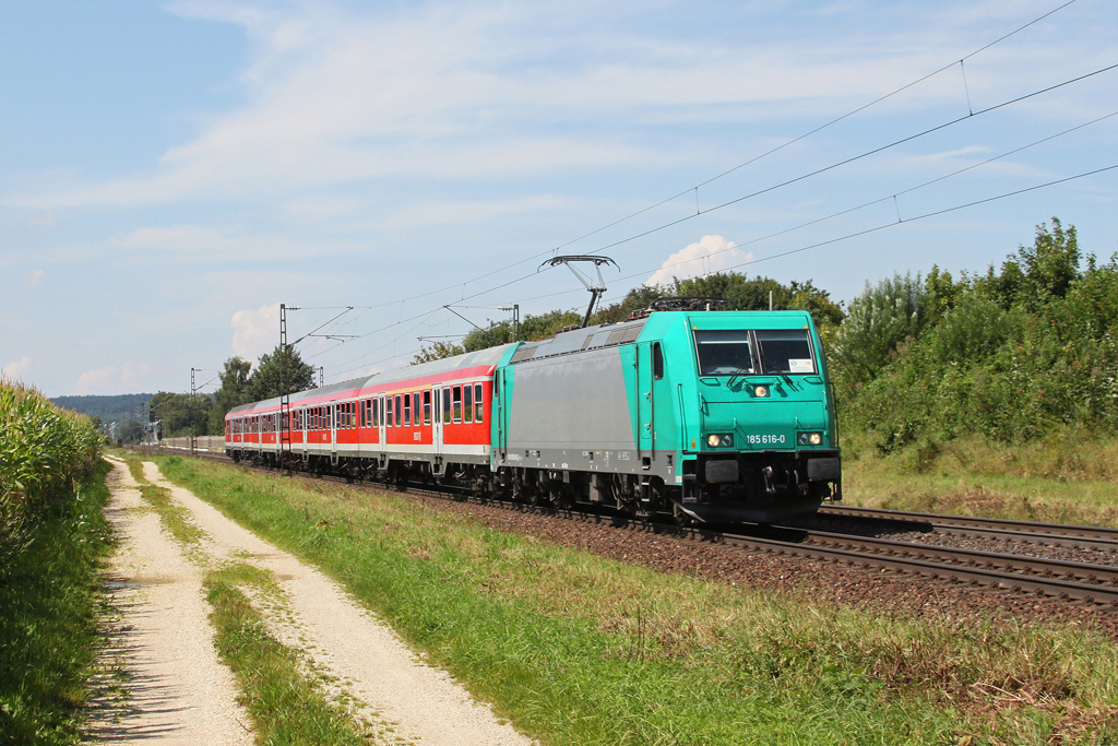 185 616 mit einer S-Bahn am 18.08.2011 bei Plling.