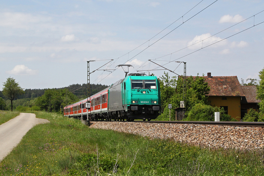 185 616 mit einer S-Bahn am 19.05.2012 bei Plling.