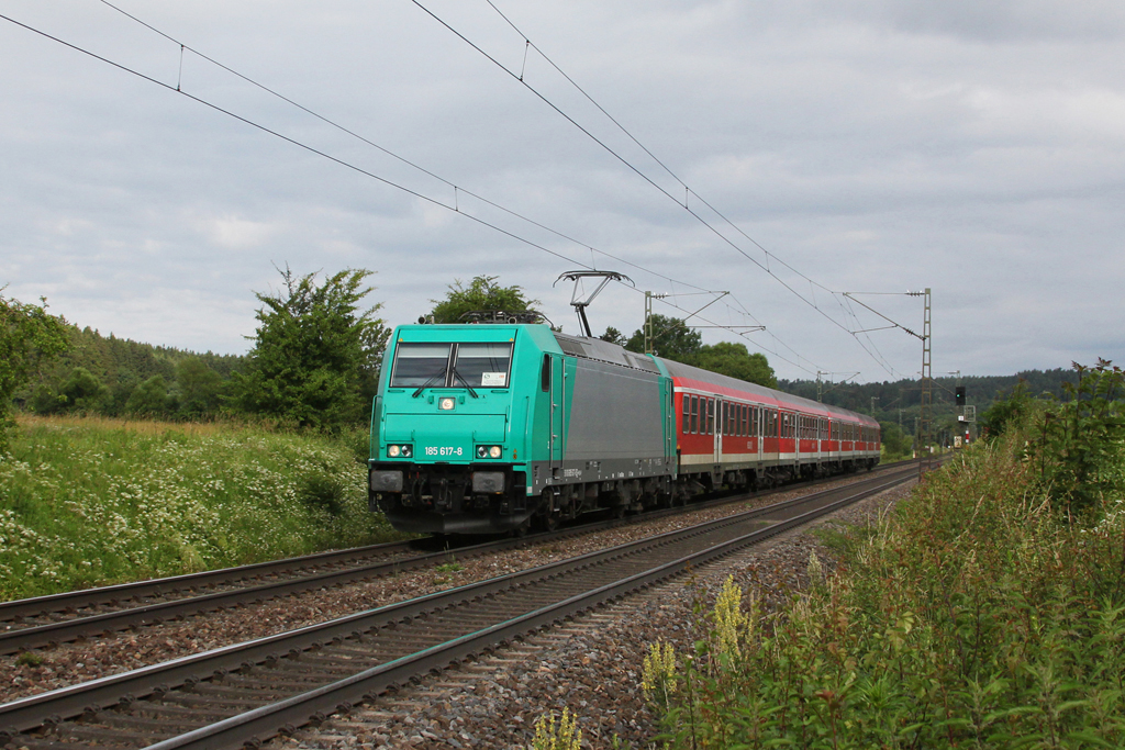 185 617 mit einer S-Bahn am 21.06.2011 bei Plling.