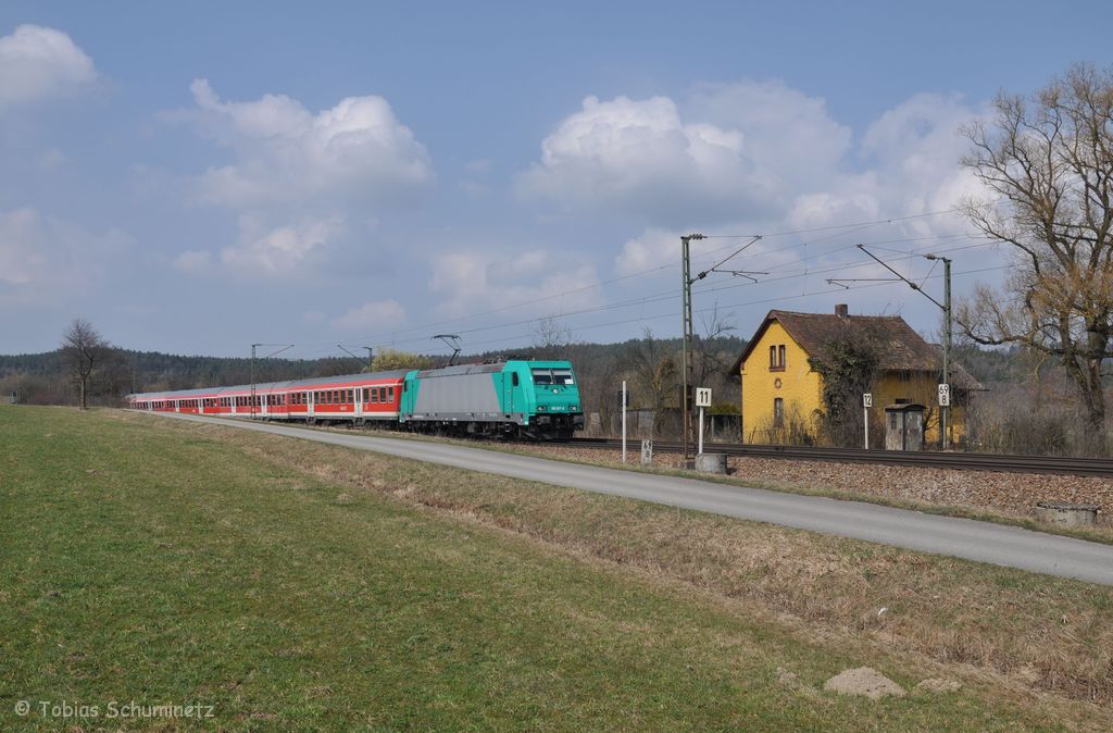 185 617 mit S-Bahn am 24.03.2012 bei Plling. Mittlerweile werden hier die planmssigen 442  Hamsterbacken  eingesetzt.