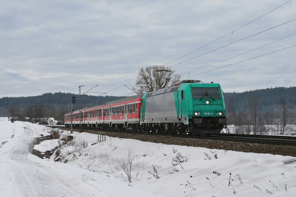 185 617 mit der S3 nach Neumarkt am 08.01.2011 bei Plling.