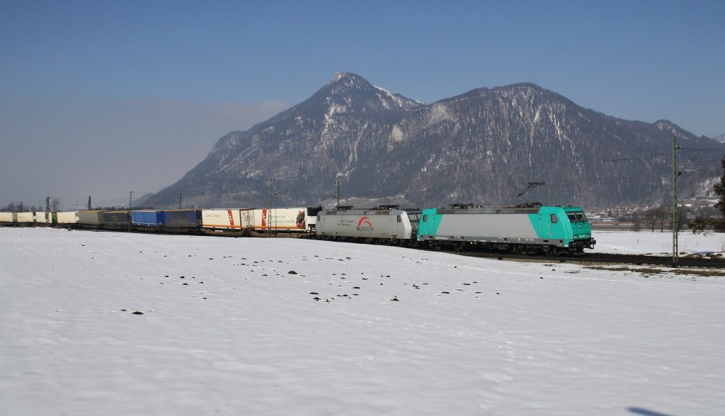 185 618-6 RBS AF und 185 539-4 von TXL fahren am 3.3.2012 mit einem KLV durch Niederaudorf Richtung Kufstein, weiter nach Italien.