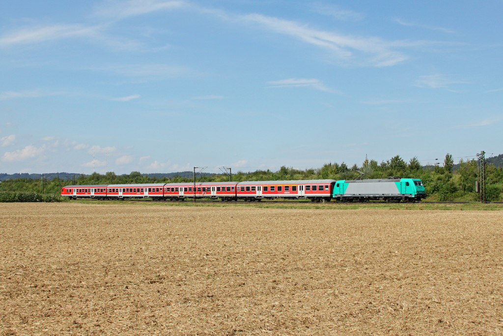 185 618 mit einer S-Bahn am 18.08.2011 bei Plling.