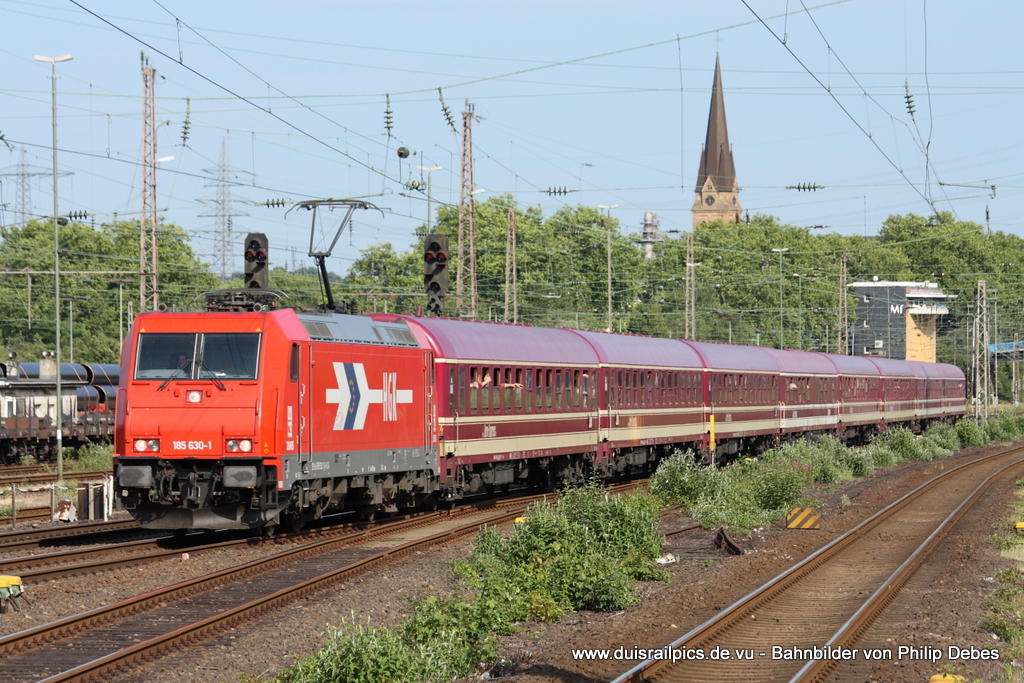 185 630-1 (HGK) fhrt am 29. Mai 2011 um 17:58 Uhr mit einem dem DPF 1757 durch Mlheim (Ruhr) Styrum