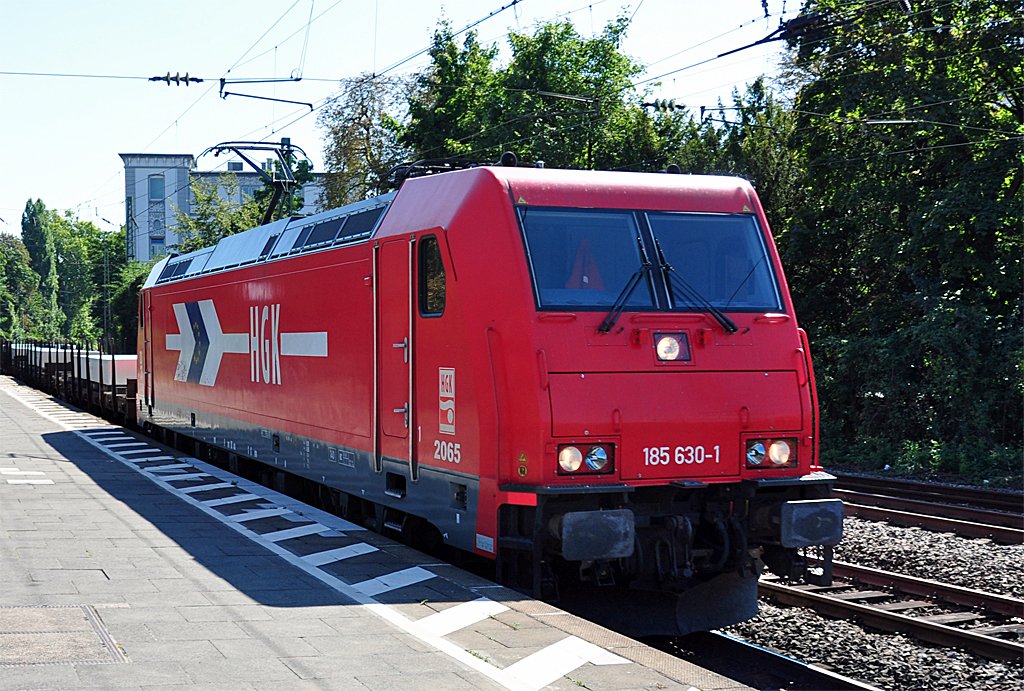 185 630-1 der HGK mit Rungenwagen bei der Durchfahrt durch Bonn Hbf - 07.09.2012