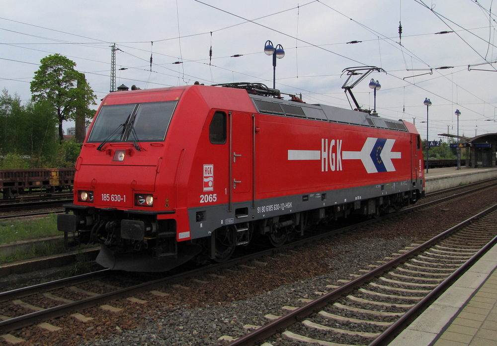 185 630-1 der  HGK  steht als Leerfahrt in Richtung Cottbus am Gleis 2 in Lbbenau/Spreewald bereit. Er muss noch die Zugkreuzung mit dem RE2 nach Rathenow abwarten. 02.05.2010