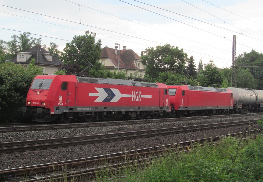 185 631-9 und 145 093-1 der HGK stehen am 08. Juni 2013 mit einem Kesselwagenzug in Pressig-Rothenkirchen.