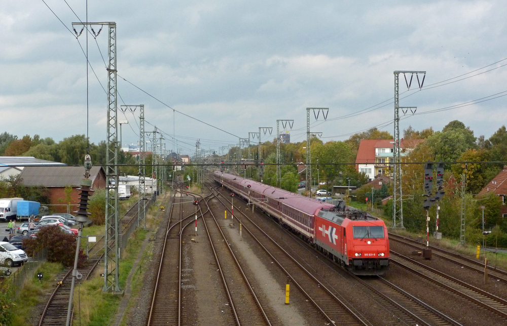 185 631-9 fuhr am 14.10.2012 mit einem M�ller-Touristik S�uferzug von Norddeich Mole nach K�ln, hier in Leer.