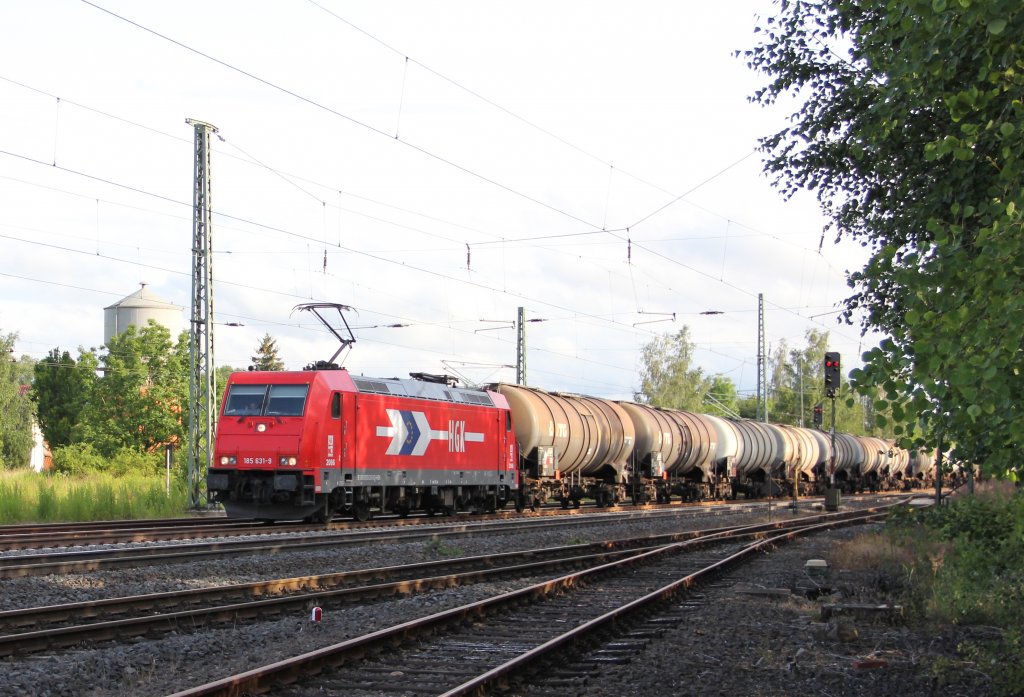 185 631-9 der HGK mit Kesselwagenzug in Fahrtrichtung Norden. Aufgenommen am 13.07.2012 in Eschwege West.