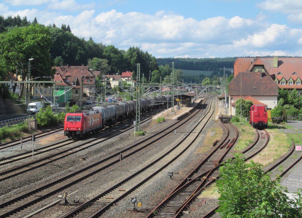 185 631-9 der HGK zieht am 21. Juni 2013 einen Kesselwagenzug in den Bahnhof Kronach.