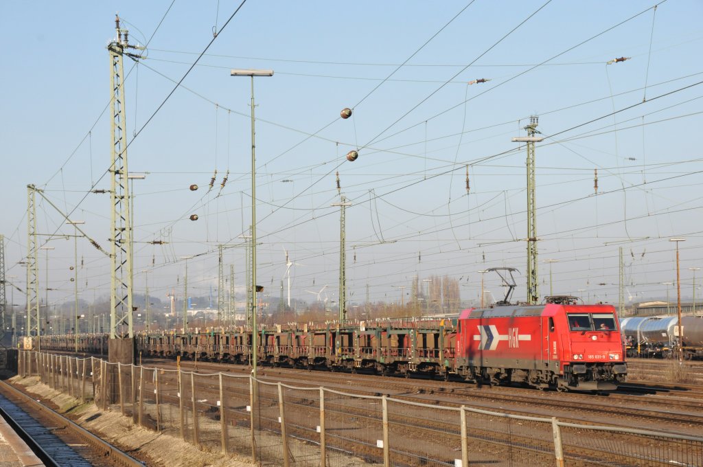 185 631-9 steht mit einem leeren Autozug in Aachen-West und wartet auf Abfahrt. Aufgenommen am 29/01/2011.