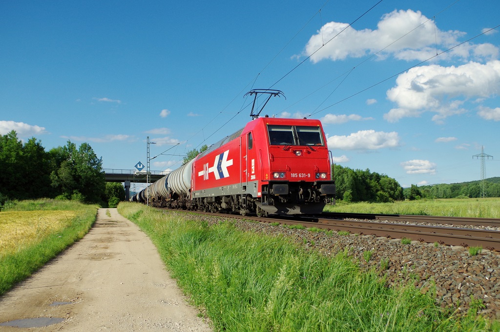 185 631 HGK mit Kesselwagenzug am 21.06.2013 bei Baiersdorf. 
