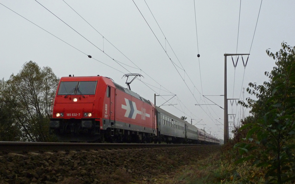 185 632-7 fuhr am 21.10.2012 mit einem Mller-Touristik Suferzug von Norddeich Mole nach Kln, hier bei Veenhusen.