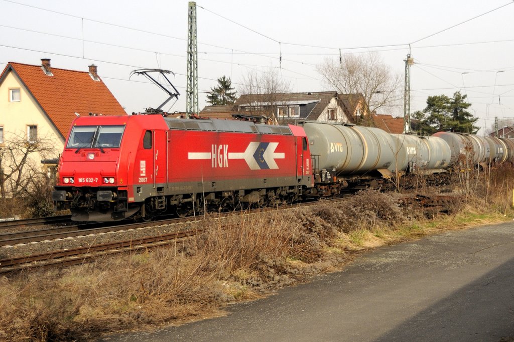 185 632-7 der HGK im Gleiswechselbetrieb in Durchfahrt Zwingenberg an der Bergstrasse am Morgen des 12. M�rz 2011.