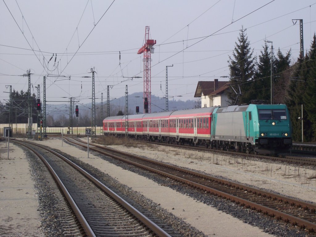 185 633-5 erreicht am 3. Mrz 2012 mit einer S3 aus Nrnberg Hbf den Bahnhof Neumarkt (Oberpfalz).