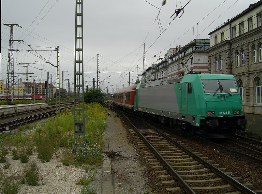 185 633-5 mit S-Bahn Ersatzzug fhrt aufs Abstelltgleis fr die S 3 nach Neumarkt direkt hinter dem Nrnberger Hbf.(So,31.07.11)
