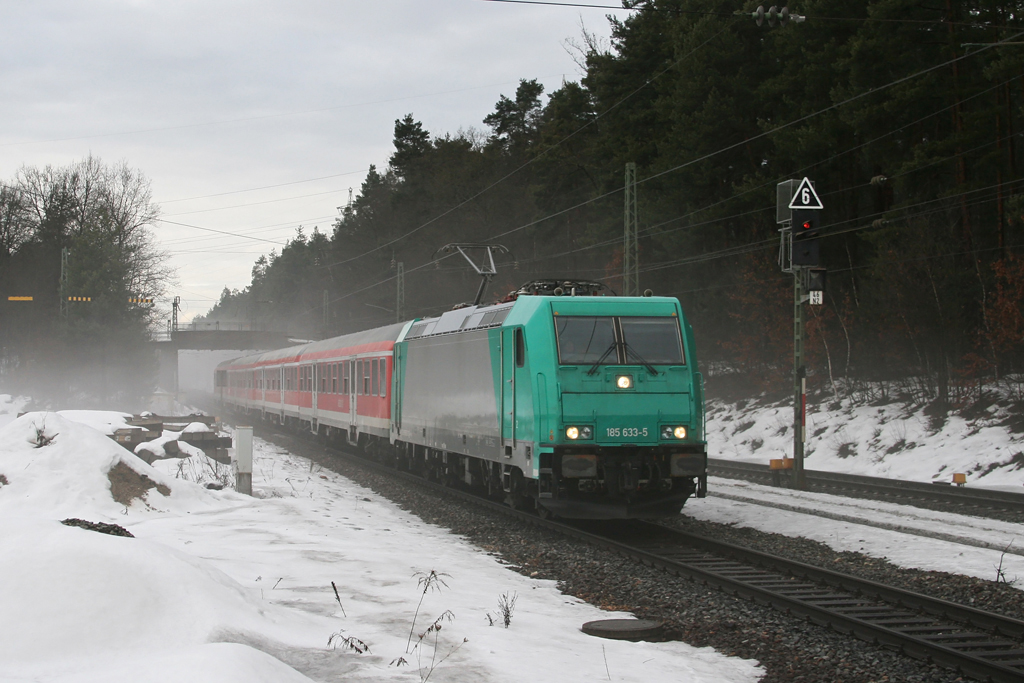 185 633 mit einer S-Bahn am  08.01.2011 in Ochenbruck.