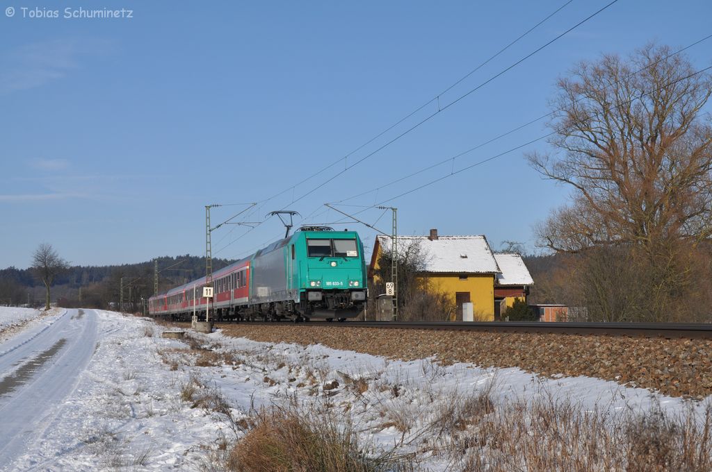 185 633 mit S-Bahn nach Neumarkt/OPf. am 02.02.2012 bei Plling