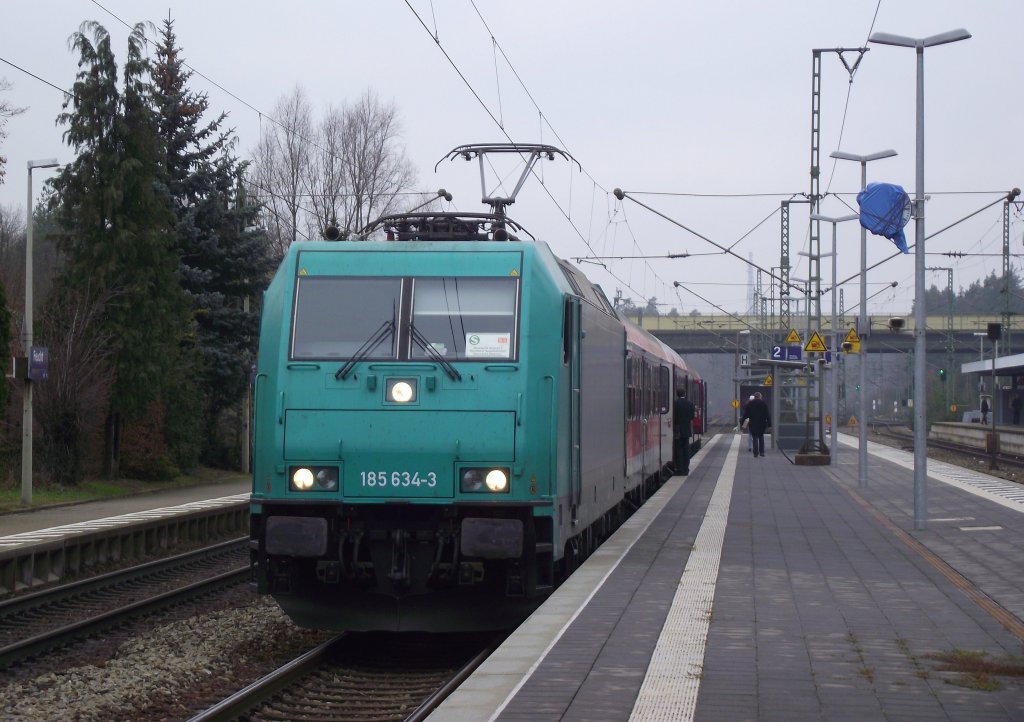 185 634-3 steht am 26. November 2011 mit einer S3 nach Neumarkt im Bahnhof Feucht.