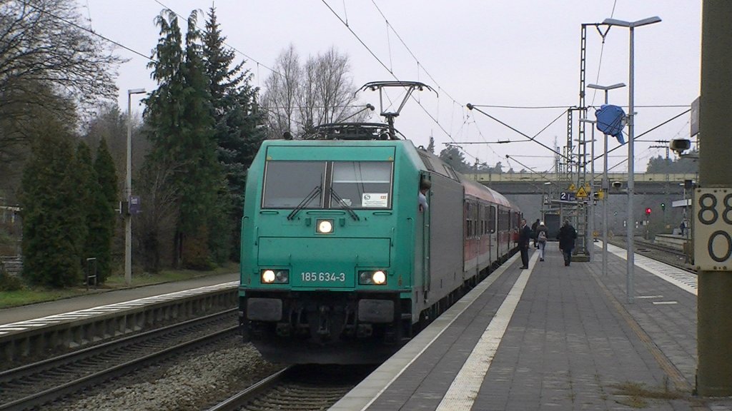 185 634-3 steht am 26.11.2011 mit einer S-Bahn Nrnberg Hbf - Neumarkt (Oberpfalz) im Bahnhof Feucht. 