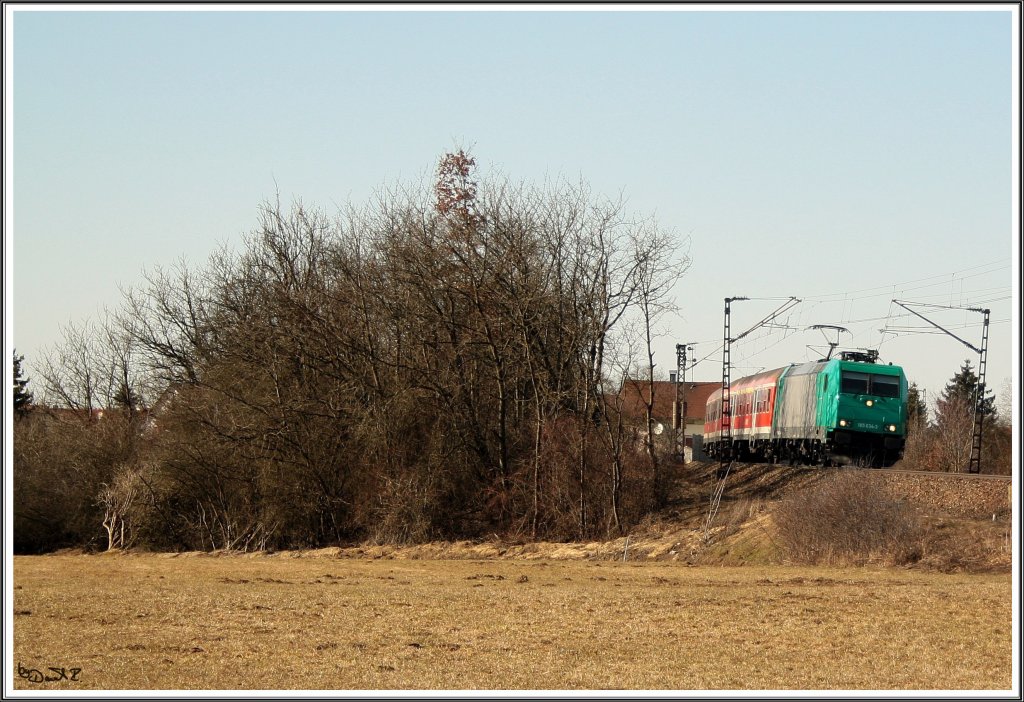 185 634 mit der nchsten S3 in Richtung Neumarkt. (07.03.2011, Plling)
Wenige Minuten spter war die Strecke fr ca. eine Stunde gesperrt da sich (mndlich berliefert) an der Strecke ein Bschungsbrand ereignete. 