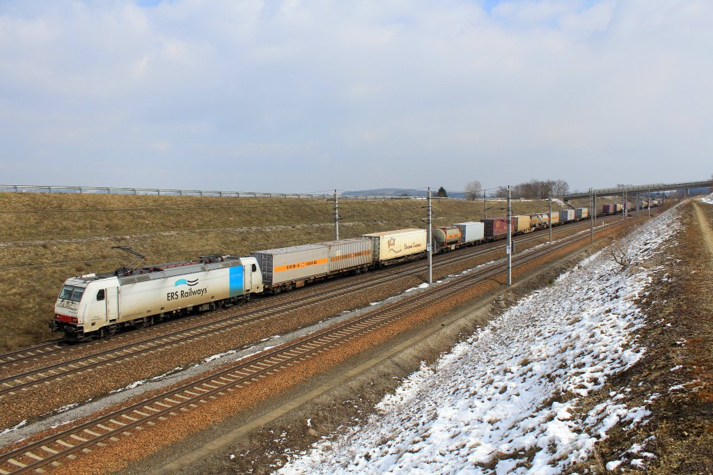 185 635-0 von ERS-Railways mit einem KLV bei Prinzersdorf. Aufgenommen am 16. Mrz 2013.