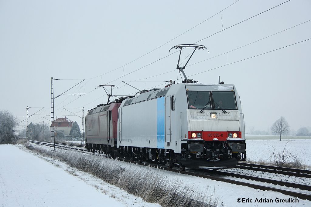 185 635 und 185 602 bei einer Testfahrt am 7.12.2010 bei Holtensen/Linderte.