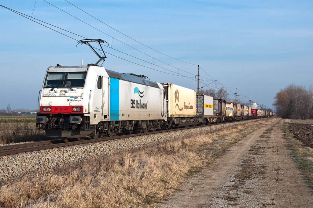 185 635, am Vormittag des 28.01.2012 um 09:57 zwischen Tulln Stadt und Judenau-Sieghardskirchen, Richtung St. Plten. Also drei Gterzge in nicht einmal einer halben Stunde ... manchmal hat eine eingleisige Strecke wesentlich mehr zu bieten als eine zweigleisige Hauptstrecke;-)