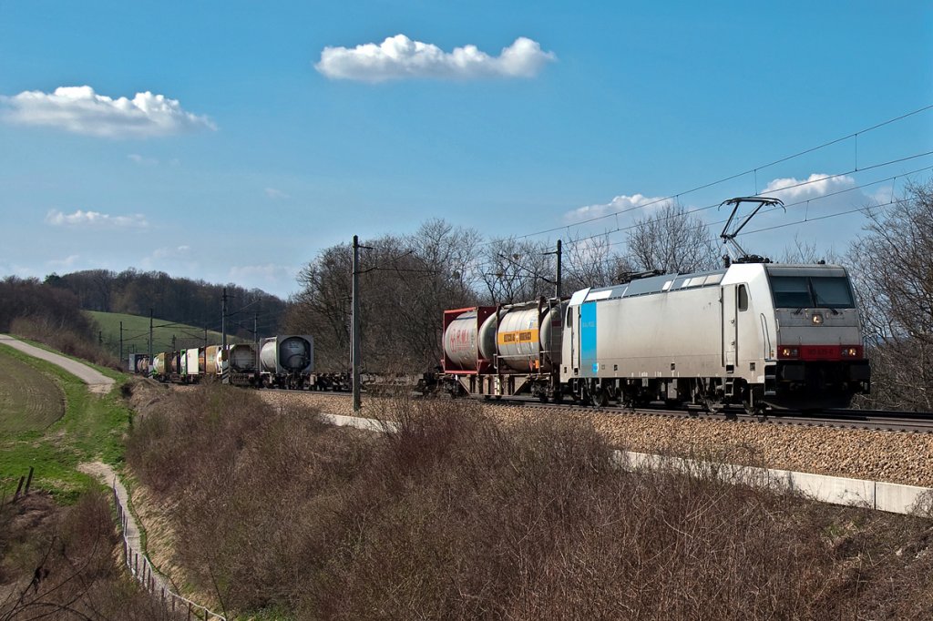 185 635 ist mit diesem Gterzug Richtung Wien unterwegs. Die Aufnahme entstand kurz nach 15:00 Uhr bei Unter Oberndorf, am 02.04.2011.