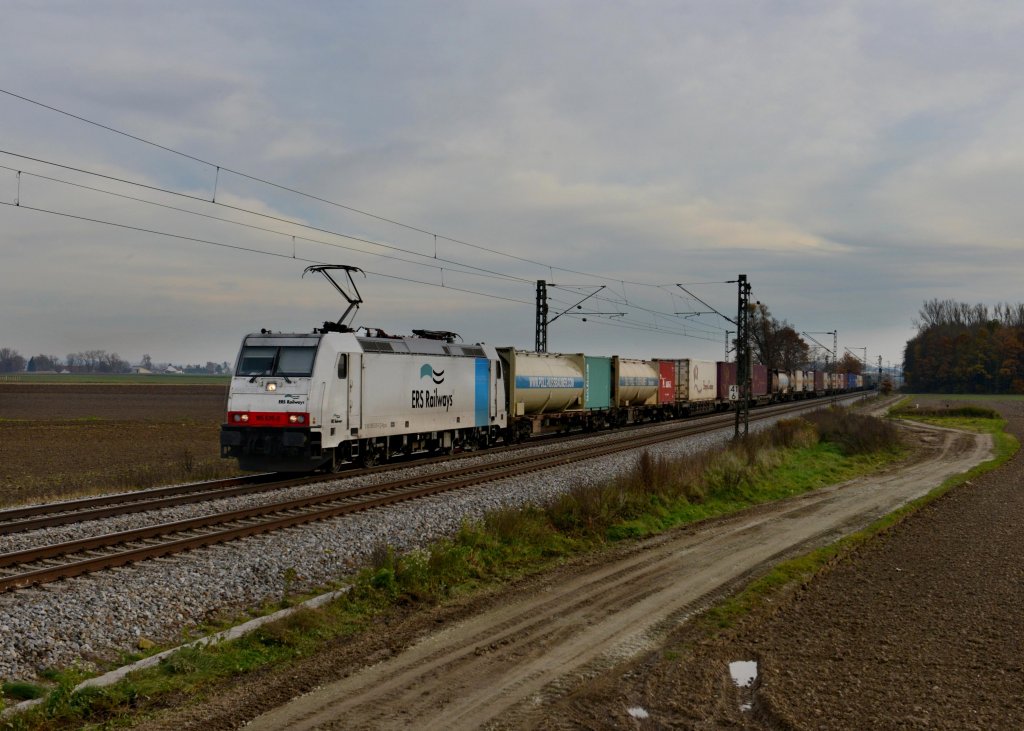 185 635 mit einem Containerzug am 10.11.2012 unterwegs bei Langenisarhofen.
