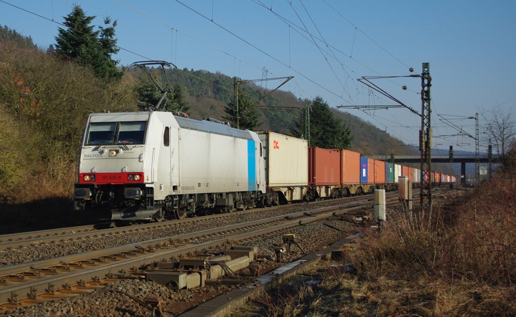 185 636-8 zieht ihren Containerzug in Richtung Sden. Aufgenommen am 29.01.2011 in Mecklar.