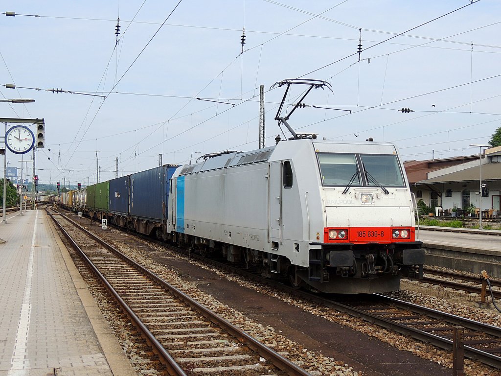 185 636-8,RAILPOOL; zieht einen Containerzug durch Passau-Hbf Richtung sterreich; 130629