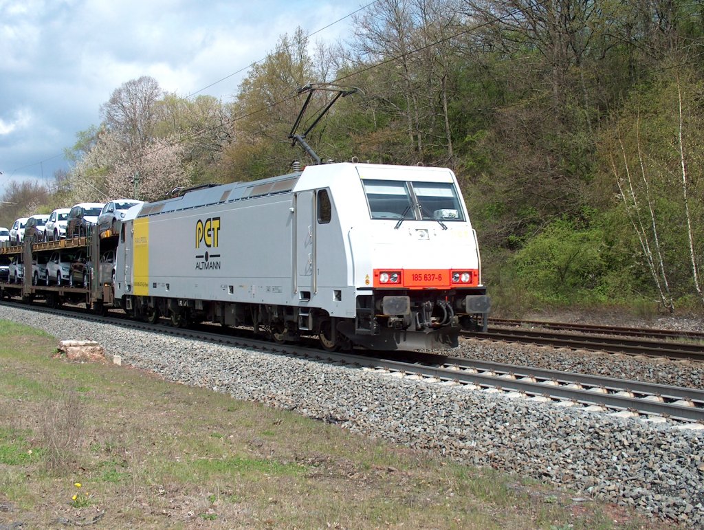 185 637-6 Mit eien Autozug am 25.04.2012 in Vollmerz