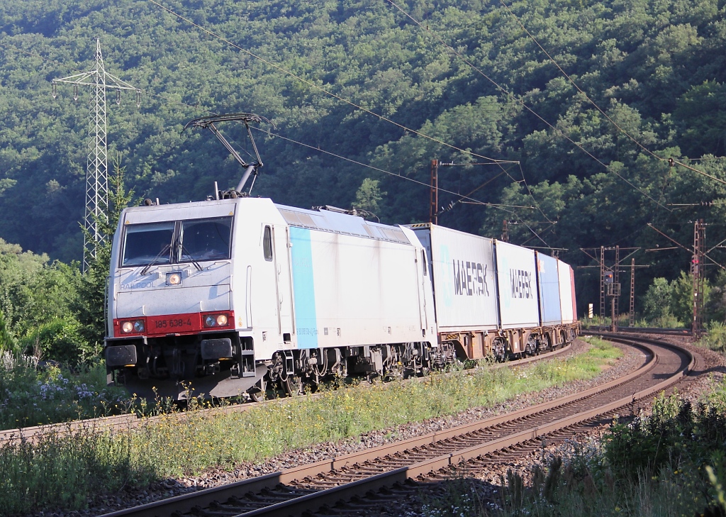 185 638-4 kam am 10.07.2012 mit Containerzug in Fahrtrichtung Sden durch Wernfeld.