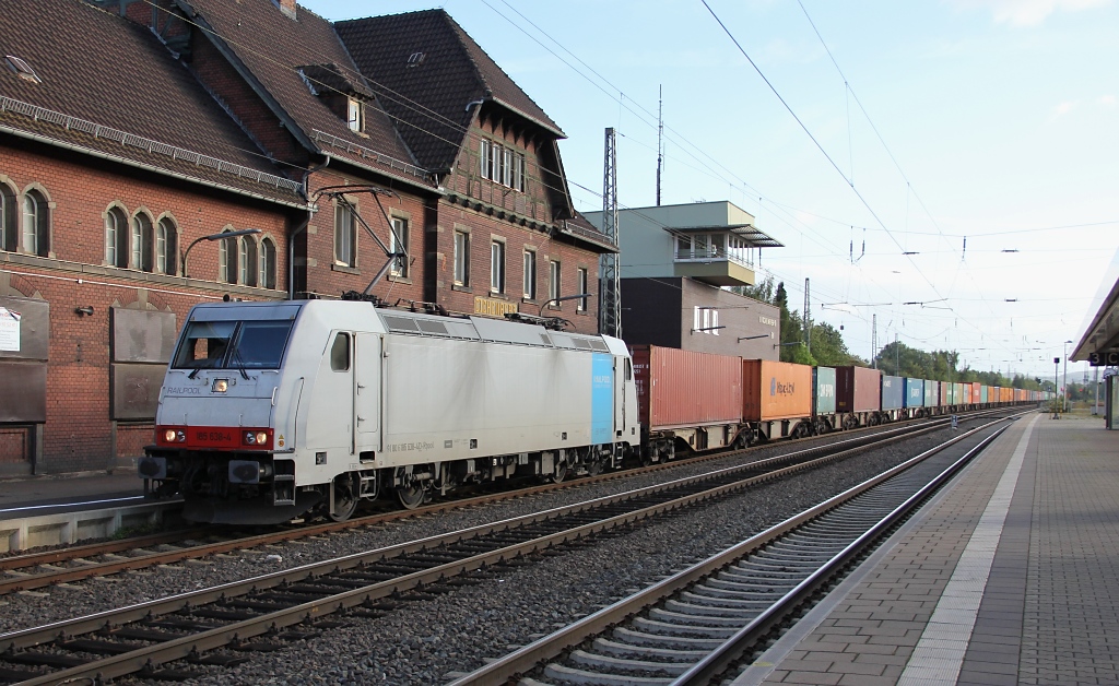 185 638-4 mit Containerzug in Fahrtrichtung Sden. Aufgenommen am 13.09.2011 in Eichenberg.