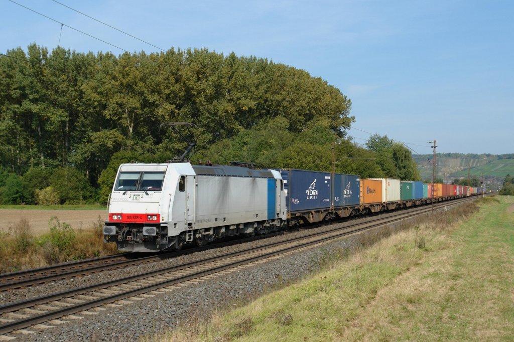 185 638 mit einem Containerzug am 24.09.2011 unterwegs bei Himmelstadt.