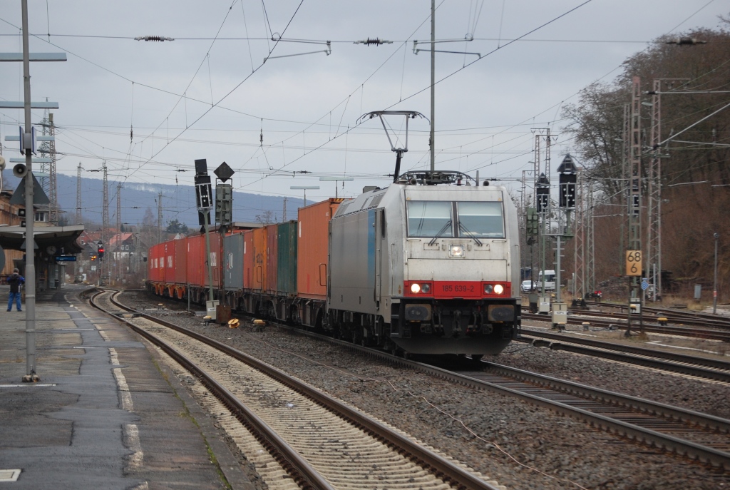 185 639-2 mit Containerzug am 15.01.2011 durch Kreiensen
