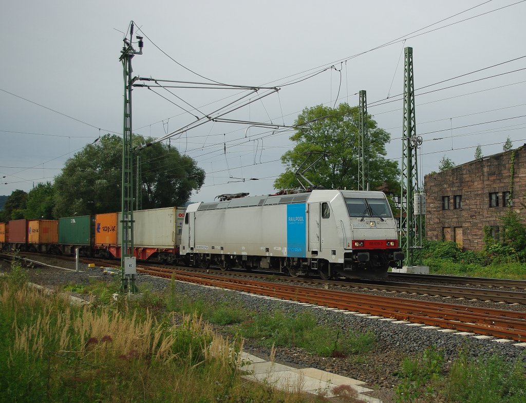 185 639-2 mit Containerzug in Fahrtrichtung Norden. Aufgenommen am 07.09.2010 am B Eltmannshausen/Eschwege West.