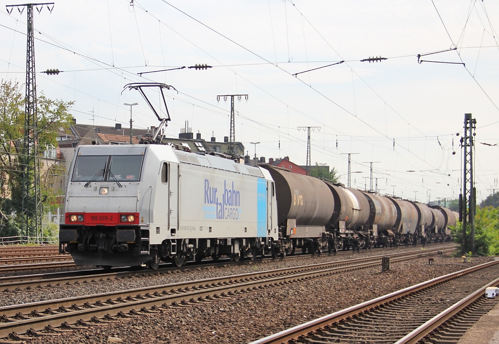 185 639-2 der Rurtalbahn mit Kesselwagenzug in Kln West. Aufgenommen am 17.08.2011.