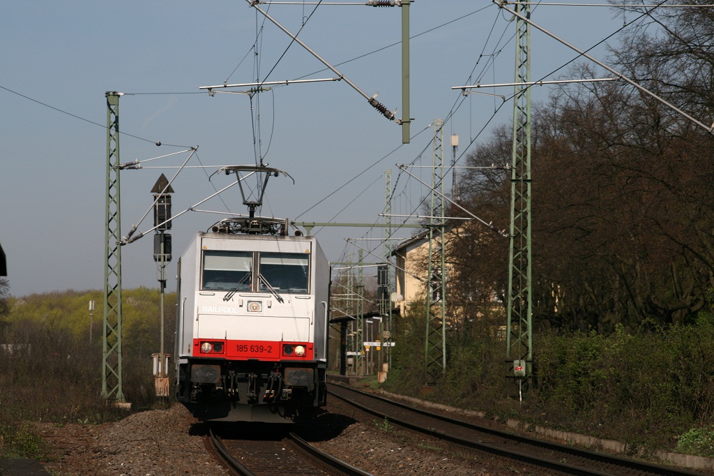 185 639 mit Containerzug in Bonn Oberkassel am 02.04.2011