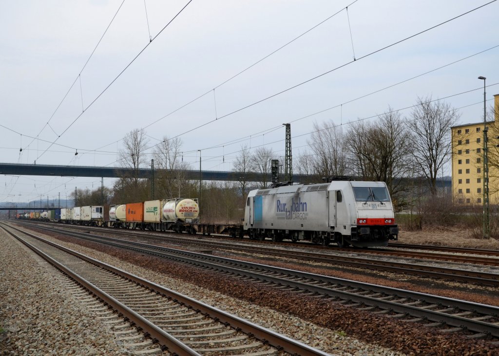 185 639 mit einem Containerzug am 24.03.2013 in Schalding.