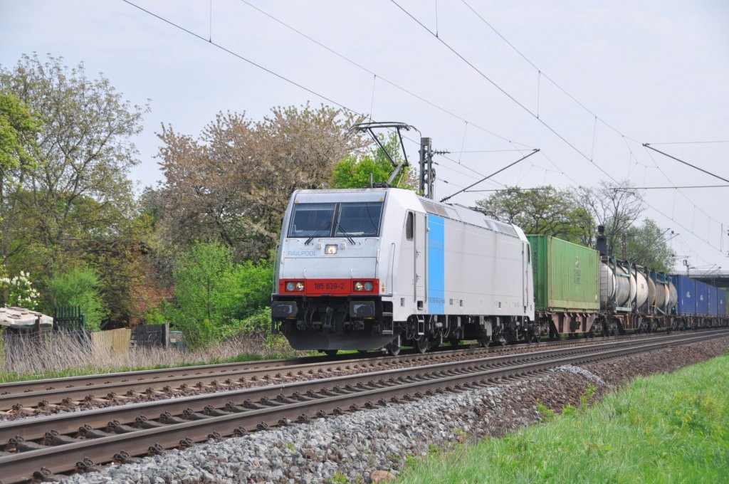 185 639 von Railpool mit Containern in Maintal-Ost Richtung Frankfurt am 21.4.2011