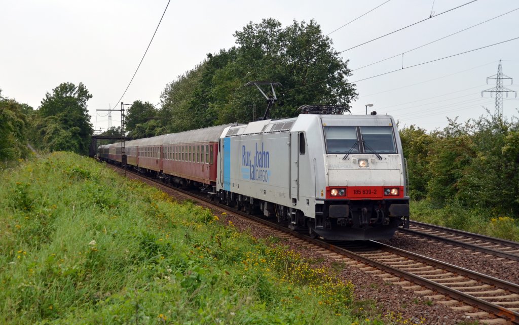 185 639 der Rurtalbahn Cargo berfhrte am 23.08.11 Reisezugwagen durch Ahlten Richtung Lehrte. Damit wurden am nchsten Tag Treibwagen von Bad Schandau aus berfhrt.